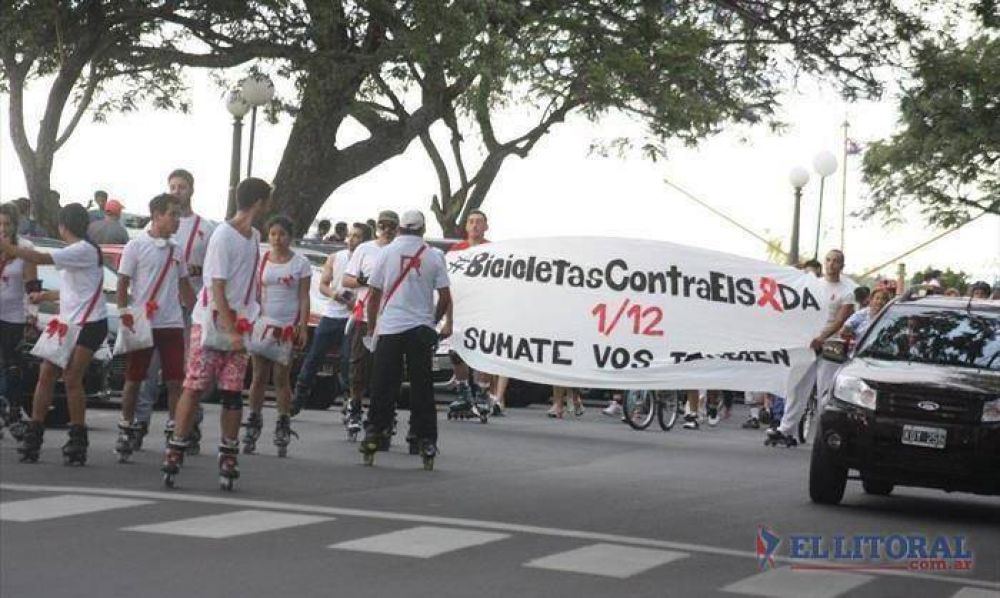 Sobre ruedas, repartieron preservativos en el d�a mundial de lucha contra el Sida