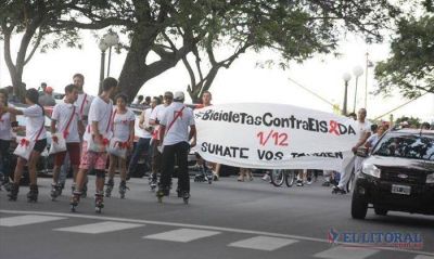Sobre ruedas, repartieron preservativos en el d�a mundial de lucha contra el Sida