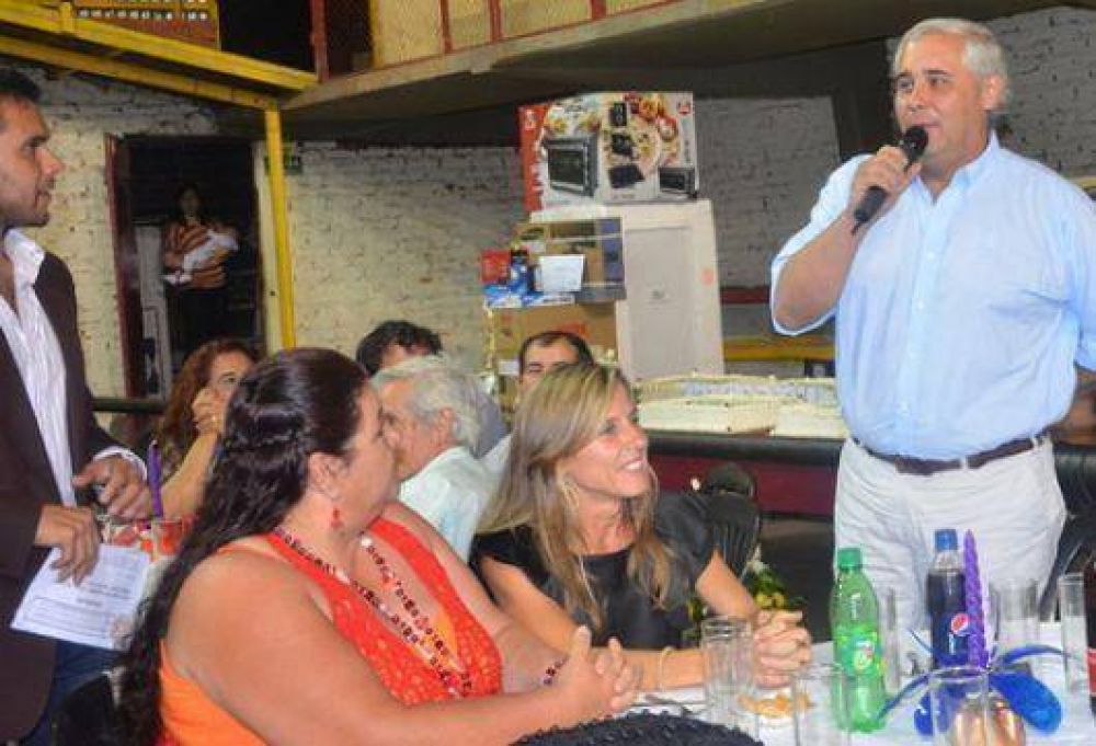R�os prometi� blanqueos y un club social
