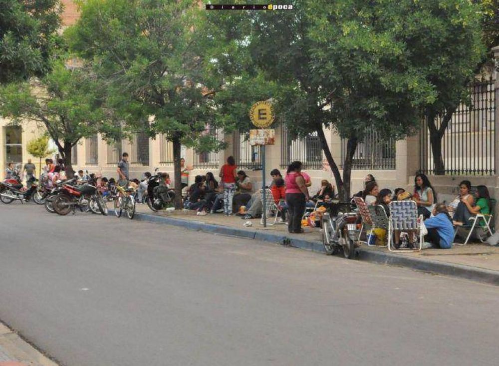 Malestar por dos d�as de filas para inscribirse en el ISFD en Capital
