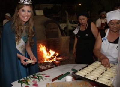 Hasta la Reina se prendi� para hacer los repulgues