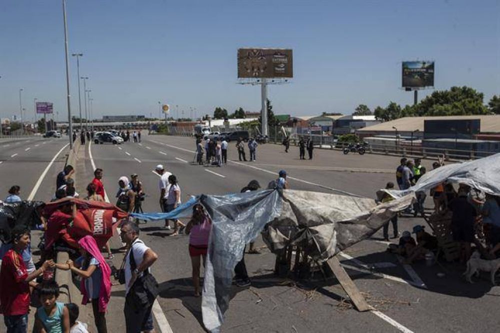 Liberaron por una hora los carriles de mano a Capital en la autopista Illia y siguen las negociaciones con vecinos de la Villa 31