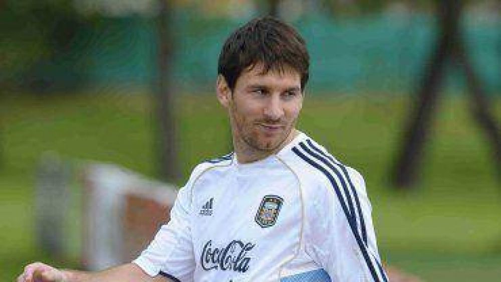 �Gran noticia! Messi, solo, se entren� en el predio de AFA