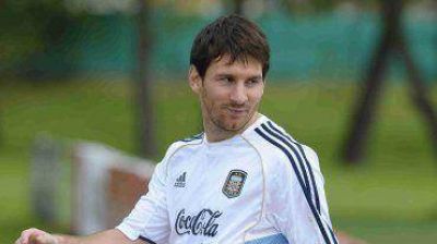 �Gran noticia! Messi, solo, se entren� en el predio de AFA