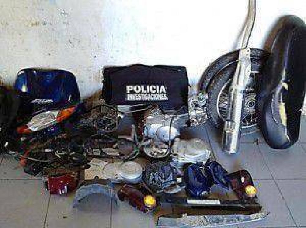 Recuperan partes de motos sustra�das y retienen a dos j�venes