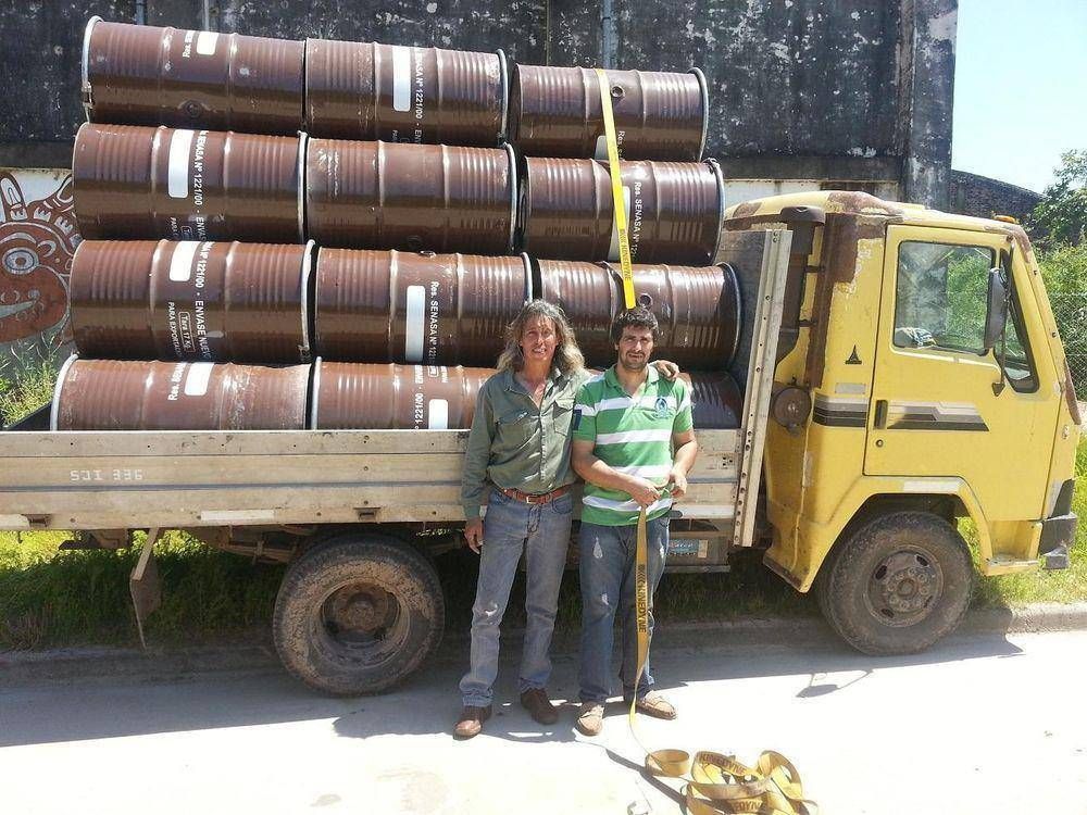 Entregaron 80 tambores a productores ap�colas como aportes no reintegrables
