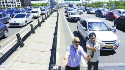 Otro piquete en la autopista Illia parti� la Ciudad al medio