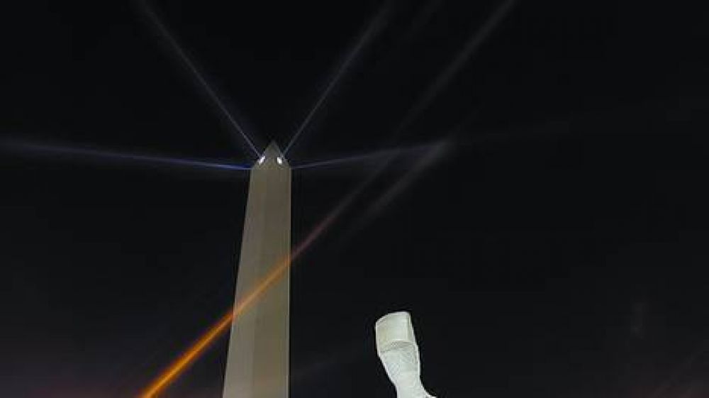 La noche porte�a se llen� de luz en plazas y paseos
