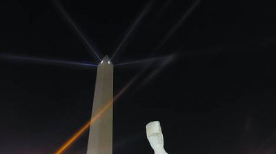 La noche porte�a se llen� de luz en plazas y paseos