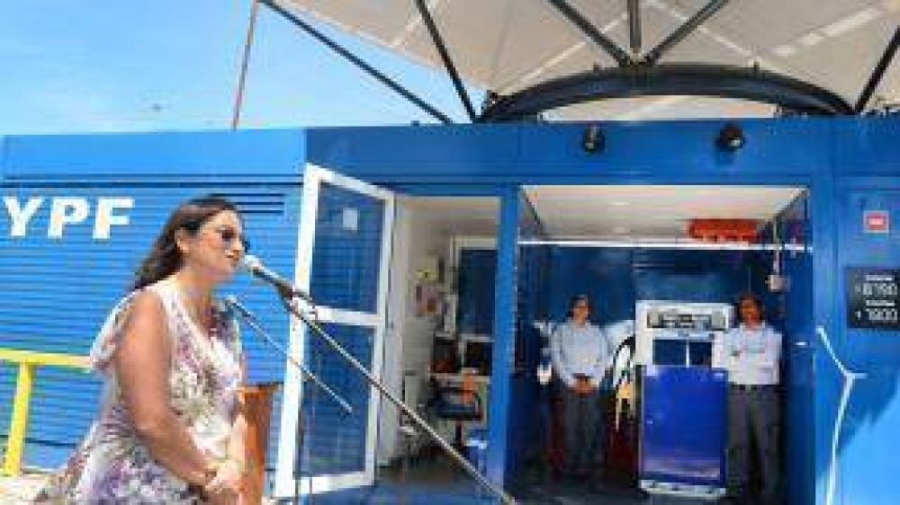 Luc�a inaugur� el primer M�dulo de Abastecimiento Social de YPF