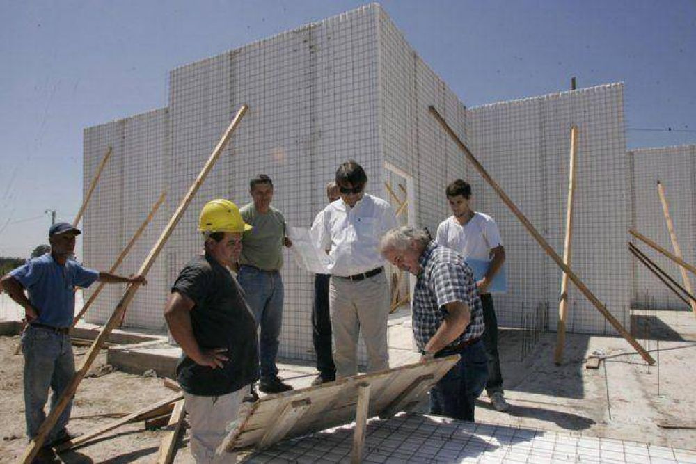 Guti�rrez superviso los avances de las obras de 192 viviendas en Quilmes Este 