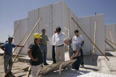 Guti�rrez superviso los avances de las obras de 192 viviendas en Quilmes Este 