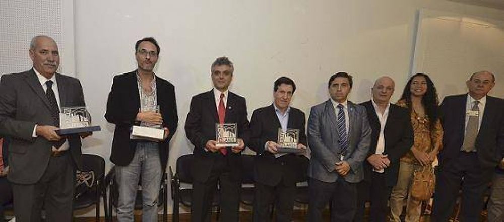 EL INTENDENTE DAR�O D�AZ P�REZ FUE DISTINGUIDO POR LA ASOCIACI�N DIRIGENTES DE EMPRESA DE LAN�S