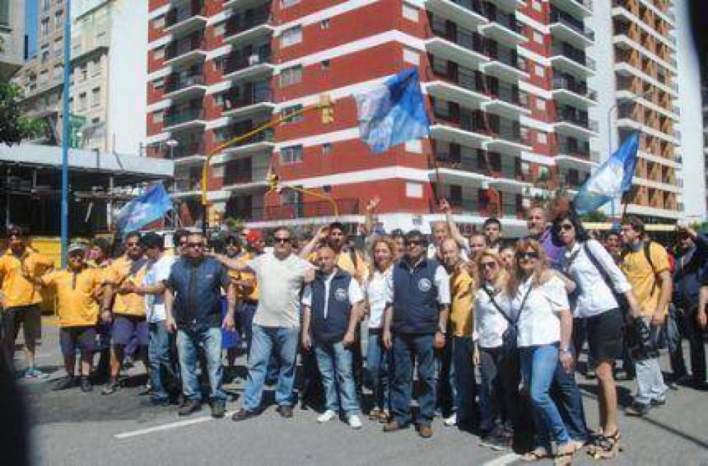 La lucha contin�a: Paro por tiempo indeterminado en el Correo Argentino