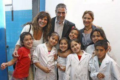 Ferraresi y Nora de Luc�a inauguraron obras en escuelas de Dock Sud