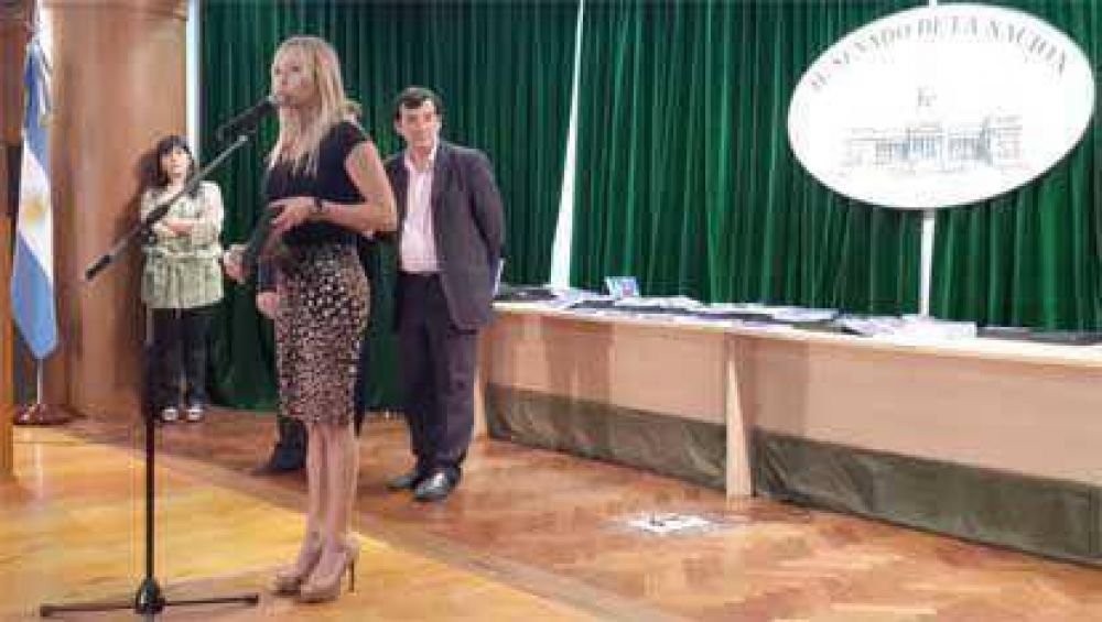 M�nica L�pez recibi� el Premio Comunas 2013 como mejor legisladora provincial