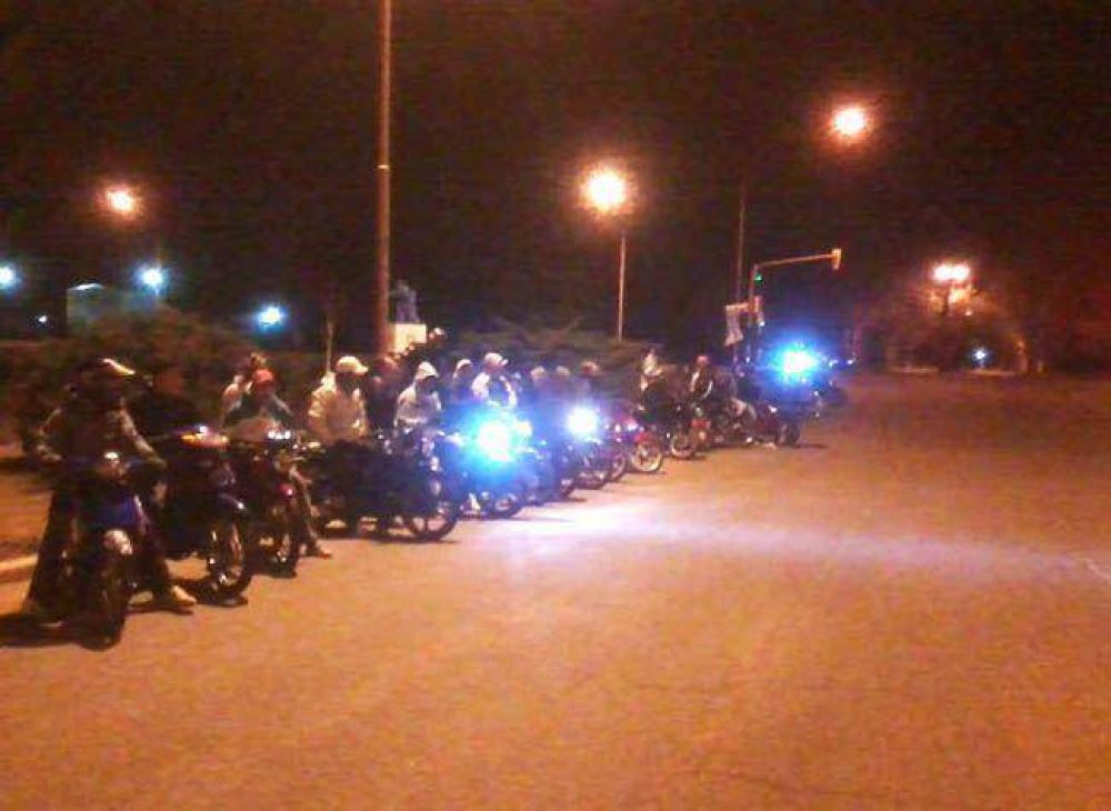 Motociclistas enfrentan a la polic�a con �palos y miguelitos�