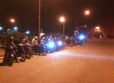 Motociclistas enfrentan a la polic�a con �palos y miguelitos�
