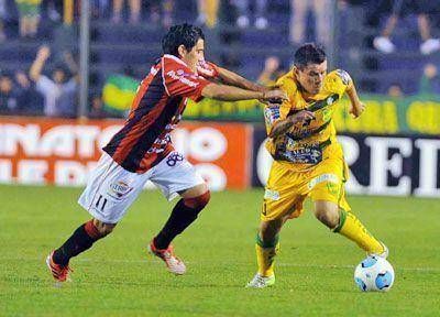 Defensa y Justicia arroll� a Douglas en la presentaci�n de �Tet� Quiroz