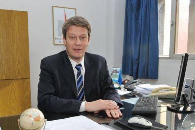 Facultad de Econ�micas quiere empezar a dictar carreras a distancia