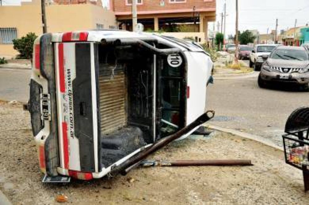 Espectacular vuelco de una pick up tras chocar con un utilitario