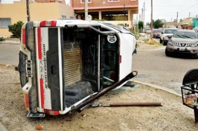 Espectacular vuelco de una pick up tras chocar con un utilitario