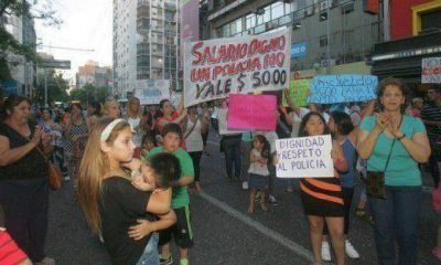 Efectivos policiales se acuartelaron en reclamo por una suba salarial