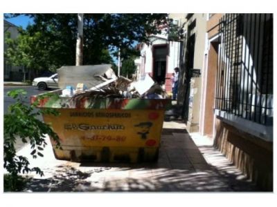Los vecinos de calle Belgrano tienen un volquete en la vereda