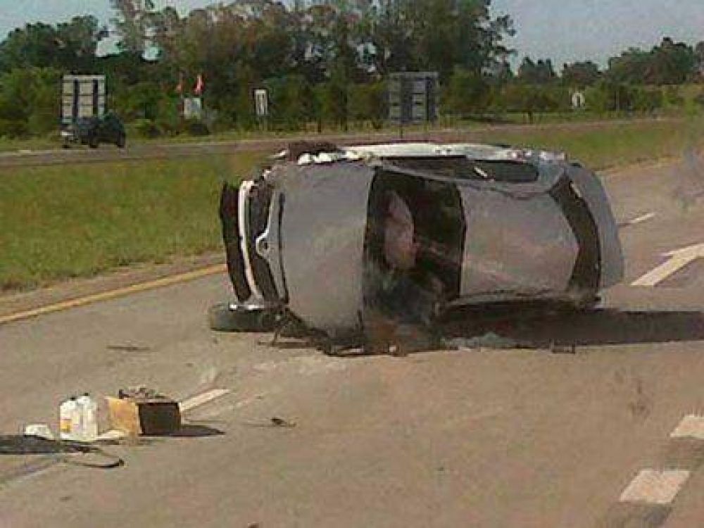 Un auto qued� destruido tras volcar sobre ruta 14 