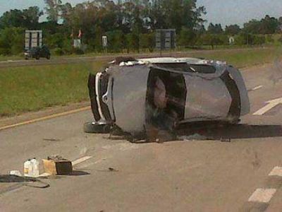Un auto qued� destruido tras volcar sobre ruta 14 