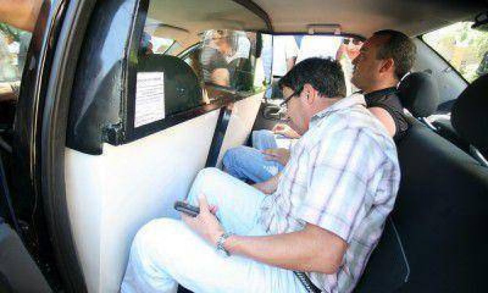 Ni los choferes ni los due�os de taxis quedaron conformes con la mampara