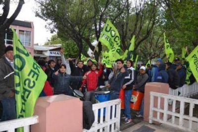 Trabajadores de la UOCRA se manifiestan frente a casa de Gobierno