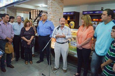 Inza particip� de la inauguraci�n de la nueva sucursal de LuzAzul