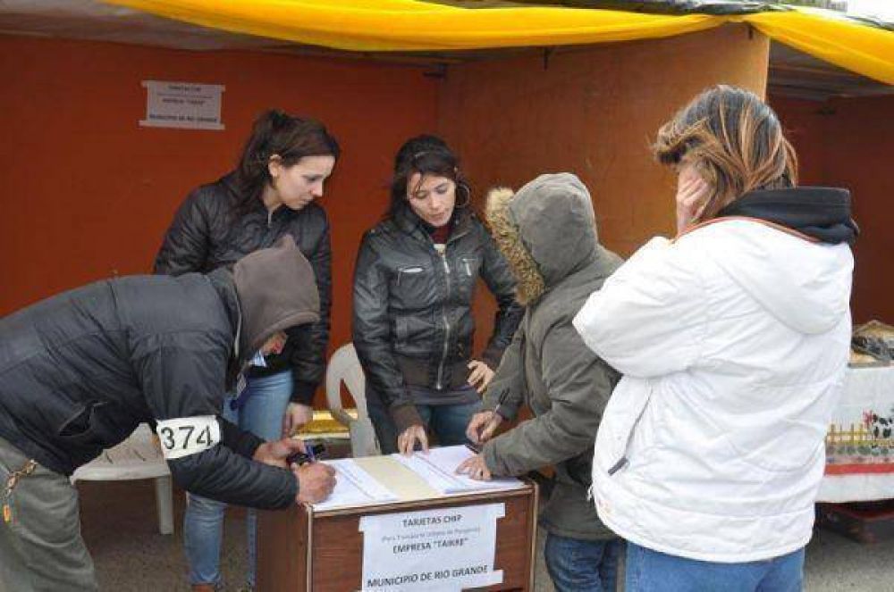 Se entregaron sin cargo tarjetas para el servicio de colectivos