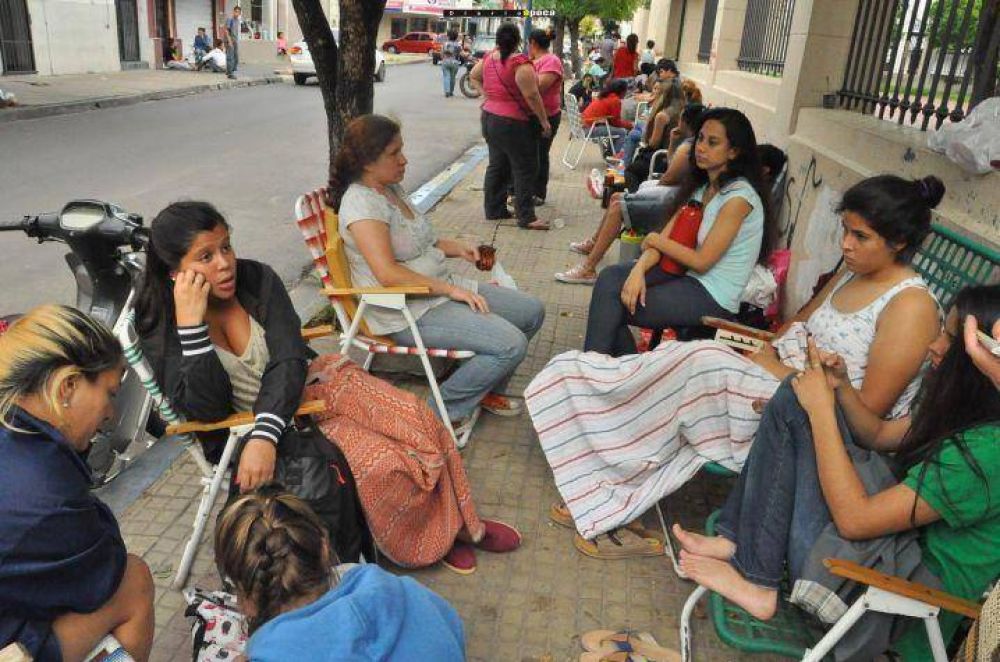 Filas en el ISFD: autoridades garantizaron lugar para aspirantes