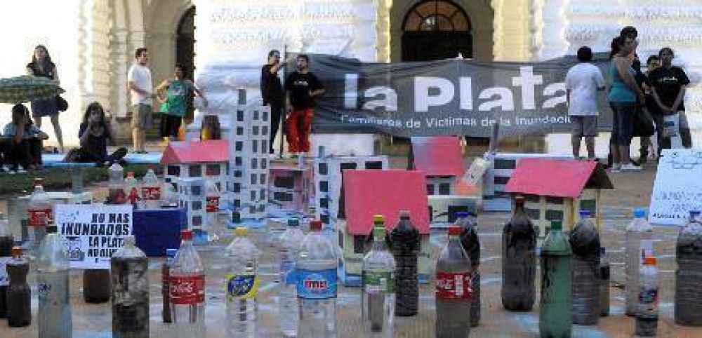 Bajo la lluvia, vecinos manifestaron frente a la Comuna