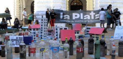 Bajo la lluvia, vecinos manifestaron frente a la Comuna