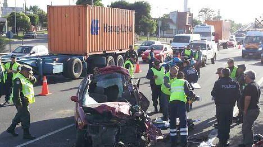 Un muerto y dos heridos en un choque en la Autopista del Oeste