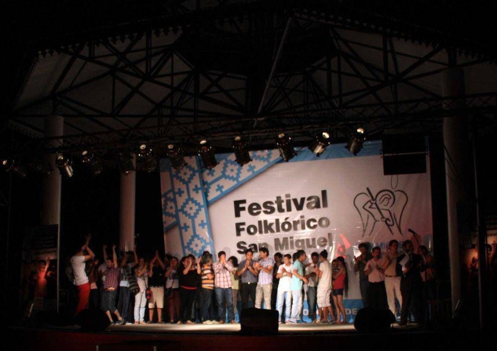En la nueva Plaza de las Carretas se realiz� la V Edici�n del Festival Folcl�rico
