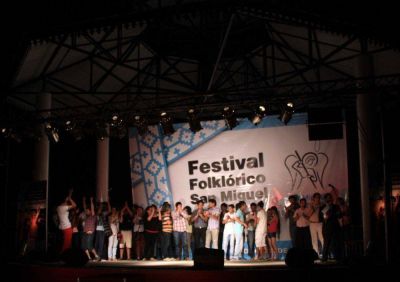 En la nueva Plaza de las Carretas se realiz� la V Edici�n del Festival Folcl�rico