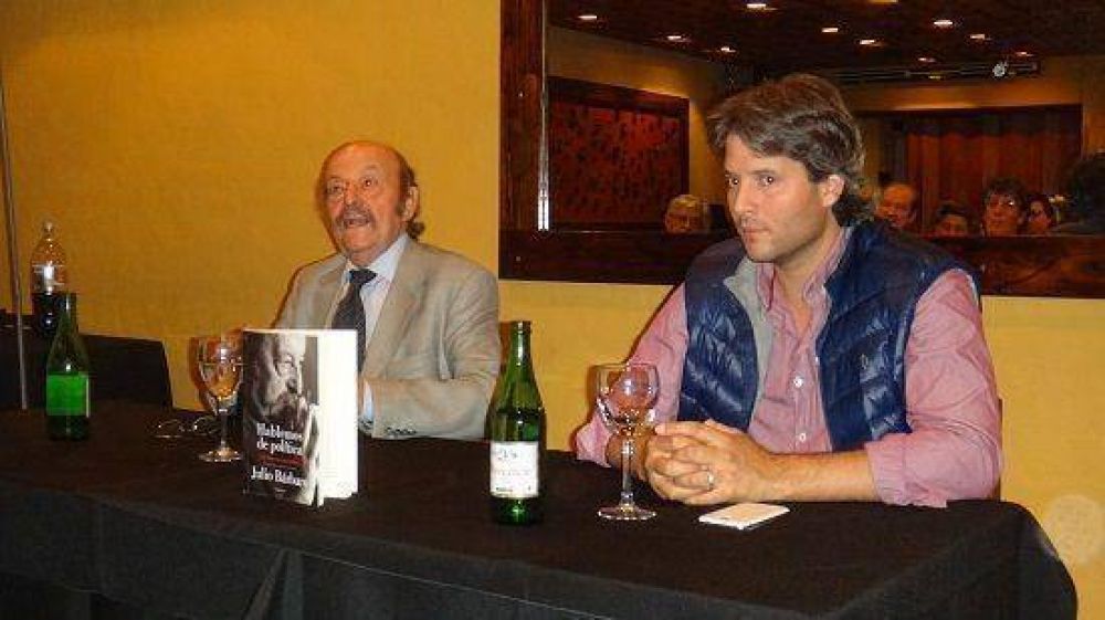 Julio B�rbaro present� su libro "Hablemos de Pol�tica" en Mart�nez