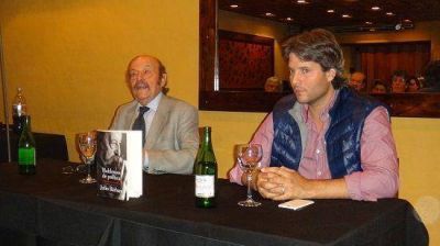 Julio B�rbaro present� su libro "Hablemos de Pol�tica" en Mart�nez