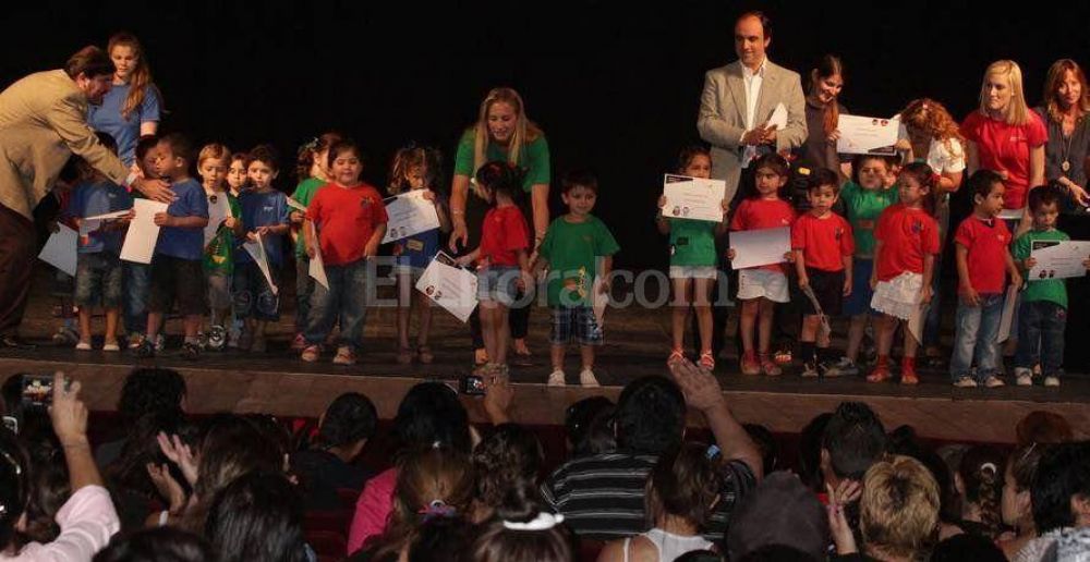 Egresaron los primeros ni�os y ni�as de los Jardines Municipales