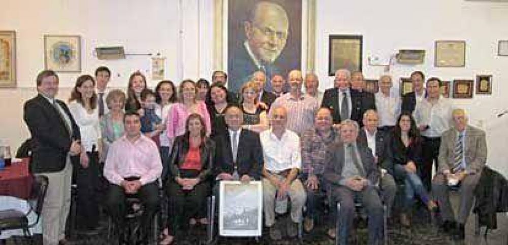 Homenaje a Nicol�s Avellaneda en Rotary Sarand�