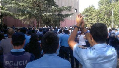 Crisis policial: fracas� una nueva reuni�n y sigue el acuartelamiento