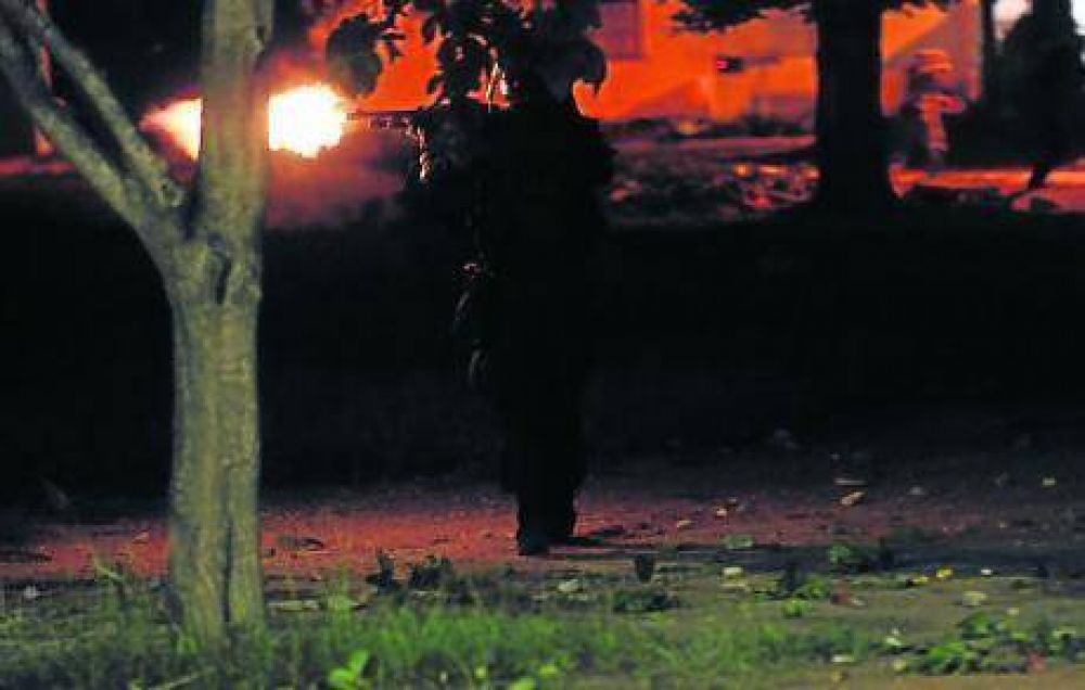 En la madrugada, no cede la tensi�n: intentan saquear el Carrefour de Col�n