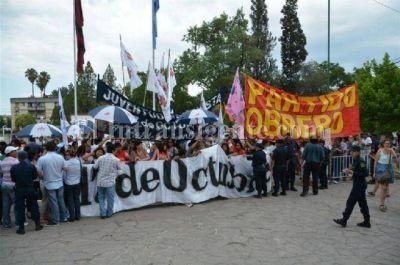 Papel�n en el Concejo Deliberante de Salta, hubo golpes, empujones y no pudieron elegir autoridades