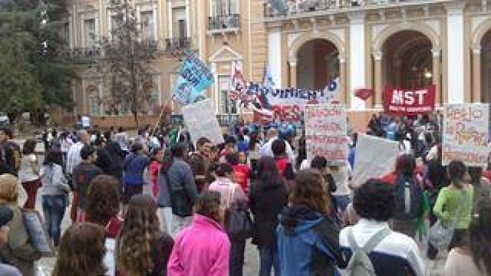 Organizaciones se manifiestan frente a la Legislatura en contra de las reformas del C�digo Procesal Penal