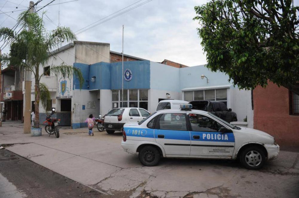 Una travesti denunci� abusos de polic�as y deber� identificarlos