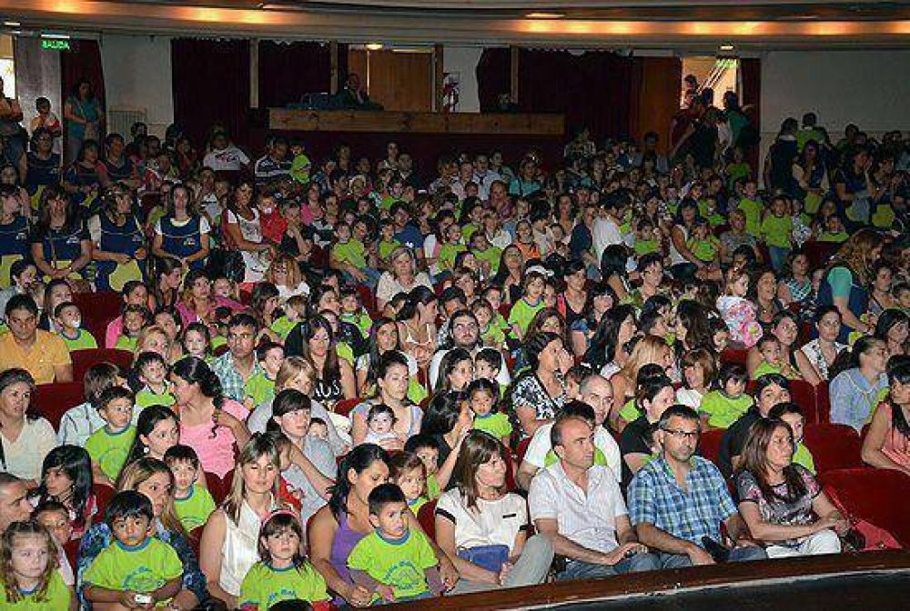 M�s de 300 egresados de los Jardines Maternales Municipales recibieron sus diplomas